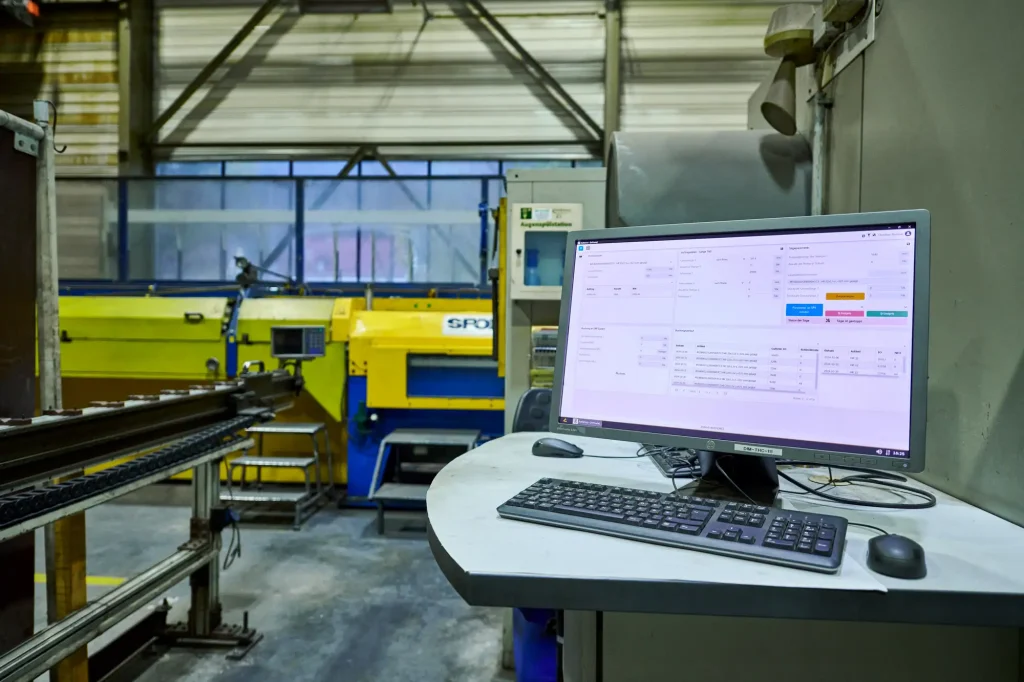 The autfactory dashboard shows a live target/actual comparison to optimize production and reduce downtimes